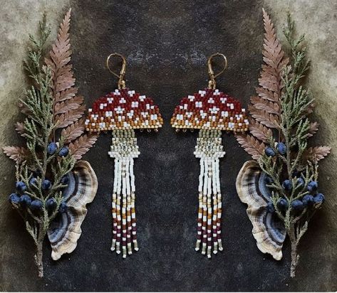 Winter Inspired Jewelry, Mushroom Beaded Earrings, Felt Jewellery, Beads Weaving, Beaded Diy, Beaded Designs, Seed Bead Jewelry Patterns, Seed Bead Crafts, Red Mushroom