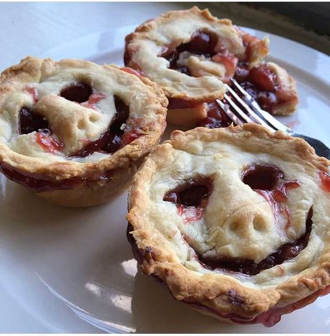 [homemade] my friend made spooky cherry pies Scary Cherry Pie, Scary Face Pie, Halloween Cherry Pie, Spooky Baked Goods, Horror Desserts, Scary Pie, Tarte Halloween, Creepy Pie, Spooky Pie