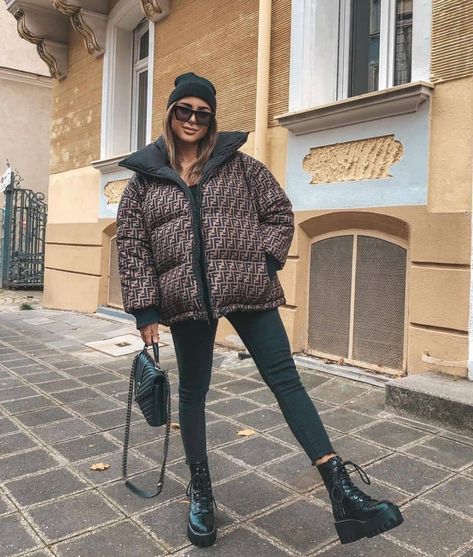 Puffy Jacket Outfit Street Style, Puffy Coat Outfit, Black Puffer Outfit, Puffy Jacket Outfit, Black Puffer Jacket Outfit, Puffer Outfit, Oversized Puffer Coat, Parka Jackets, Short Jackets