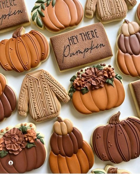 Pumpkin Fall Cookies Decorated, Fall Gingerbread Cookies, Autumn Cookies Decorated, Fall Royal Icing Cookies, Fall Cookies Royal Icing, Pumpkin Decorated Cookies, Fall Decorated Sugar Cookies, Thanksgiving Cookies Decorated, Pumpkin Cookies Decorated