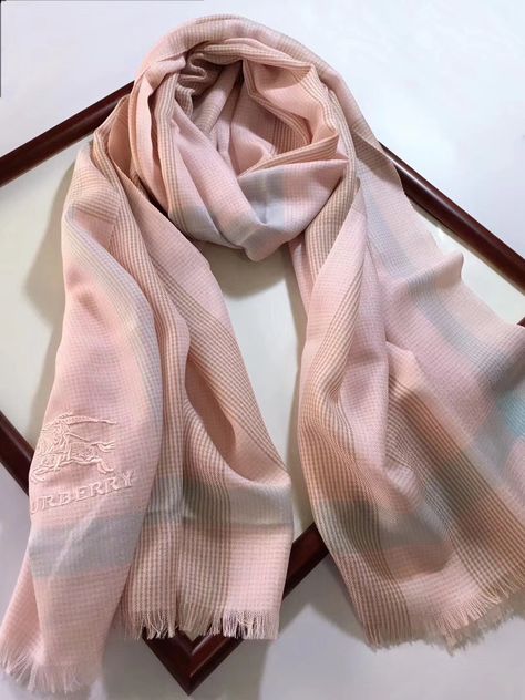 Burberry scarf Chinese Shoes, Scarf Women Winter, Cold Fashion, Womens Quilted Jacket, Frock For Women, Stylish Winter Outfits, Burberry Scarf, Branded Scarves, Fashion Vocabulary