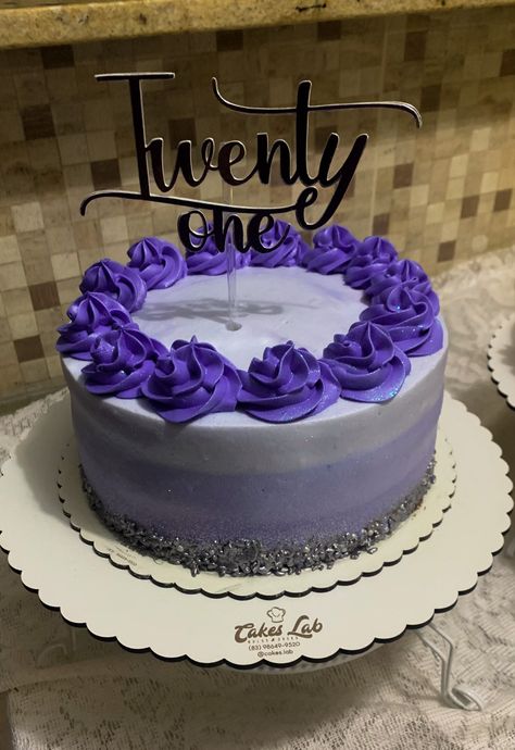 Bolo roxo com prata Purple Cakes Birthday, Purple Birthday, Birthday Cake, Clock, Bts, Cake, Purple, Birthday, Pins