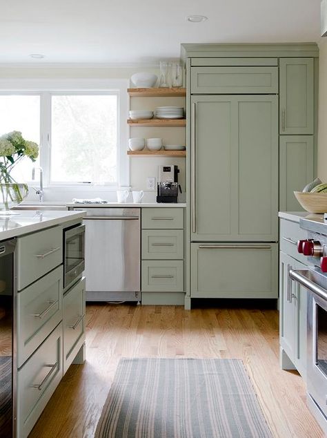 Beautiful kitchen features sage green cabinets paired with white quartz countertops. Green Kitchen Island, Sage Kitchen, Model Dapur, White Countertop, Sage Green Kitchen, Kitchen Transitional, Kabinet Dapur, Green Kitchen Cabinets, Cabinets White