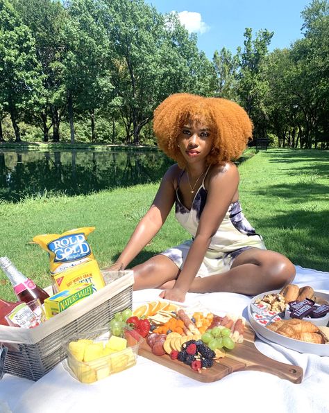 Picnic Outfit Black Women, Beach Picnic Outfit, Cottage Core Picnic, Picnic Date Outfits, Picnic Photo Shoot, Outfit Black Women, Picnic Outfit, Hippie Grunge, Picnic Inspiration