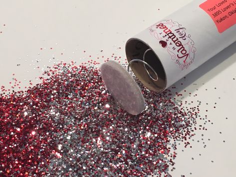 Flowers die and chocolates are fattening...But a Valentine's Day spring-loaded glitter bomb is the perfect Valentine's Day gift they'll remember forever. #Valentine #ValentinesDay #ValentinesDayGift #Glitter #SpringLoadedGlitterBomb #prank #gaggift #bestpranksbymail Best Pranks, Glitter Hair Spray, Glitter Paint For Walls, Glitter Balloons, Glitter Bomb, Good Pranks, Diy Glitter, Diy Envelope, Diy Cans