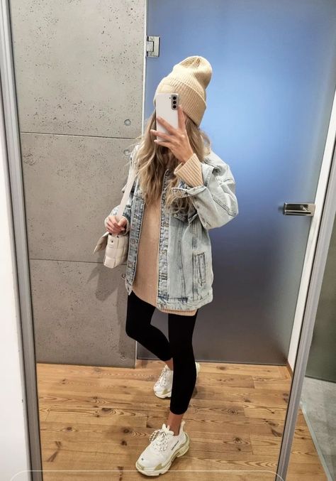 Sunday Funday Outfit Fall, Winter Sporting Event Outfit, Cute Comfy Shoes For Walking, Trendy Leggings Outfit, Womens Denim Outfits, Sporting Event Outfit Winter, Colorado Outfits Spring, Oversized Jean Jacket Outfits, Cold Spring Day Outfit