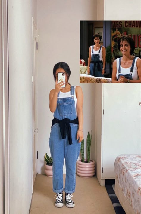 Friends Inspo Outfits, Rachel Green Overalls Outfit, Friends Outfits Chandler, Dress Like The 90s Outfits, Monica And Chandler Costume, Monica Geller Halloween Costume, Monica And Rachel Halloween Costumes, Monica Geller Costume, Friends Themed Outfits