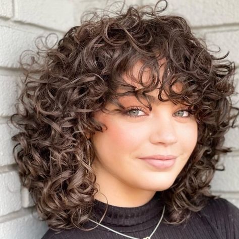 Poolside Hairstyles, Natural Curly Hair Cuts, Medium Curly, Balayage Blonde, Medium Curly Hair Styles, Haircuts For Curly Hair, Curly Girl Hairstyles, Curly Hair With Bangs, Penteado Cabelo Curto