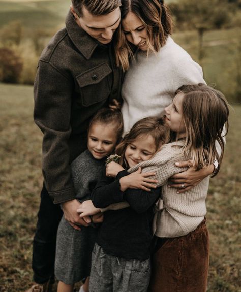 Family Photo Outfits Autumn, Dark Academia Family Photo, Winter Family Photo Shoot Outfits, Dark Family Photos, Family Woods Photoshoot, Winter Family Session, Moody Family Photoshoot, Forest Family Photoshoot, Winter Family Shoot