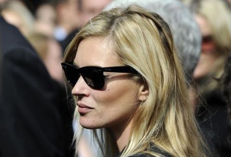 Ray Ban Wayfarer Women, Wayfarer Women, Kate Moss Street Style, Kate Moss Style, Celebrity Sunglasses, Victorias Secret Models, Street Style Paris, Kate Moss, Square Sunglasses Women