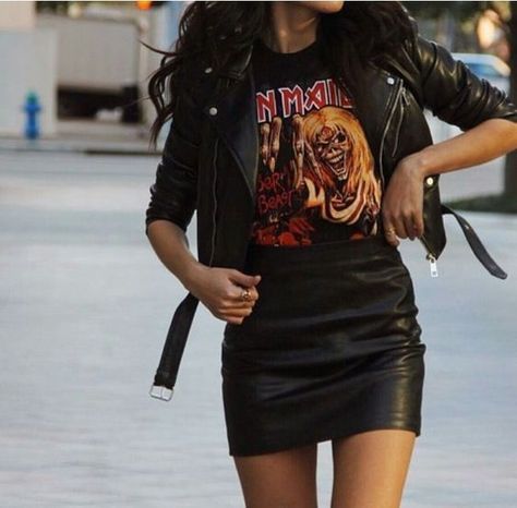 This is one of the outfits to wear to a concert that is very rocker-esq! #rockertee #graphictee #leatherskirt #leatherjacket #concertoutfit Houseparty Outfits, Stil Rock, Rok Outfit, Outfit Essentials, Black Leather Skirt, Rock Outfit, Rock Outfits, Outfit Formulas, Model Outfits