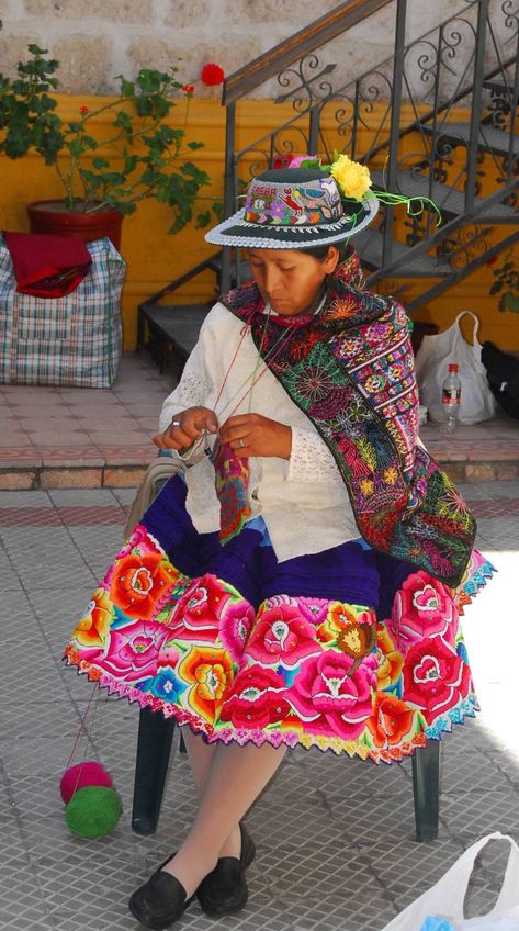 beautiful knitting — makinology: rufina huayra, master knitter &... Embroidery Teacher, Vintage Foto's, Peruvian Art, Peruvian Textiles, Brazilian Embroidery, Folk Dresses, We Are The World, Folk Costume, World Cultures