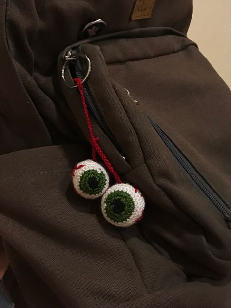 Crochet Eye Keychain, Crochet Eyeball Keychain, Eye Ball Crochet, Crochet Dark Aesthetic, Crochet Weird Stuff, Crochet Core Aesthetic, Emo Crochet Ideas, Crochet Keychain Aesthetic, Eyeball Crochet