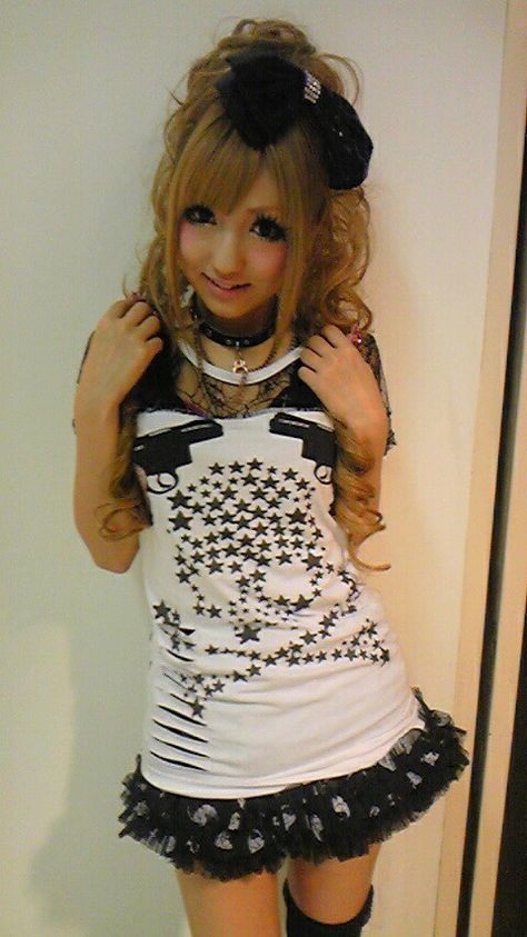 Tutuha Glavil Gyaru Fashion Tsuyome, Goshikku Gyaru Fashion, Tsyume Gyaru, Hime Gal Gyaru Outfit, Ganguro Girl, Gyaru Kei, Tsyumoe Gyaru, Tsyuome Gyaru, 2000s Japanese Fashion