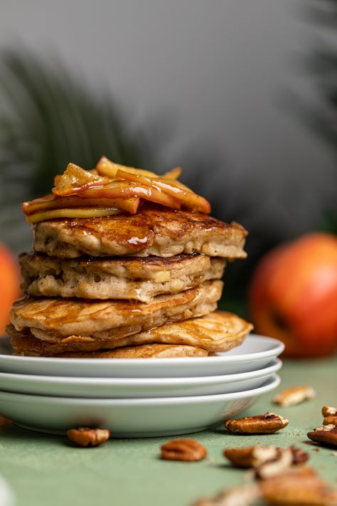 Warm Vegan Apple Cinnamon Pancakes - Orchids + Sweet Tea Pancakes Simple, Breakfast Diner, Apple Cinnamon Pancakes, Pancakes Vegan, Simple Healthy Recipes, Caramelised Apples, Cinnamon Pancakes, Apple Pancakes, Vegan Apple