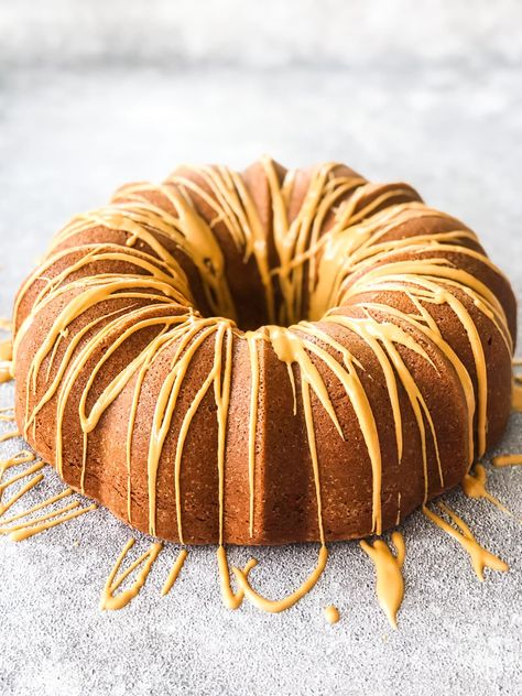 Peanut Butter Drizzle Recipe, Peanut Butter Pound Cake Recipe, Peanut Butter Bundt Cake, Easy Peanut Butter Cake, Butter Bundt Cake, Peanut Butter Pound Cake, Peanut Butter Drizzle, Easy Bundt Cake Recipes, Easy Bundt Cake