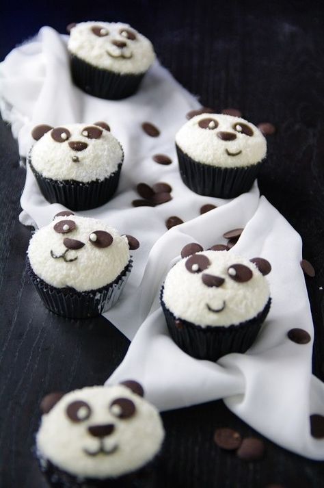 Was für eine süße schwarz-weiße Versuchung. Probieren Sie das Rezept doch gleich… Panda Cupcakes, Bolo Panda, Birthday Desserts, Cupcake Ideas, Fun Cupcakes, Birthday Cake Kids, Fancy Cakes, Food Cakes, Food Humor