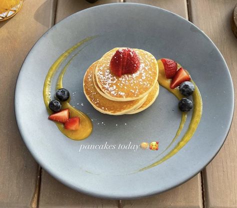 Fancy Breakfast Plating, Pancake Presentation Ideas, Crepe Suzette Plating, Fine Dining Breakfast Ideas, Pancake Plating Ideas, Chicken Cordon Bleu Plating, Plating Ideas Main Course, Pancake Plating, Pancake Decoration