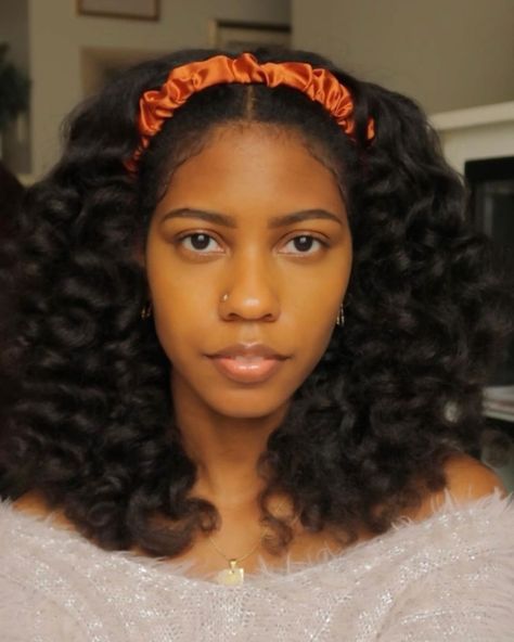 Long Stretched Natural Hair, Stretched Curls Natural Hair, Braid Out On Stretched Natural Hair, Natural Hairstyles On Stretched Hair, Natural Hair Scrunchie Hairstyles, Natural Stretched Hairstyles, Brazilian Womens Fashion, Hairstyles For Stretched Natural Hair, Heatless Curls Natural Hair