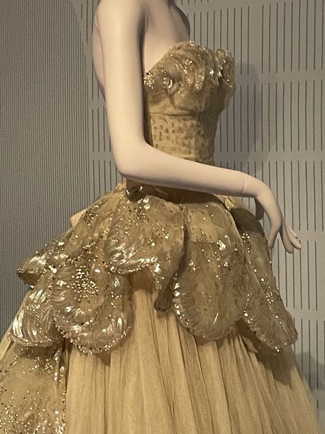 Floral Gown Aesthetic, Golden Ball Gown Gold Dress, Modern Royalty Aesthetic Outfit, Yellow Gowns Elegant, Gold Dress Aesthetic, Golden Wedding Dress, Christian Dior Gowns, Gold Ball Gown, Gold Dresses