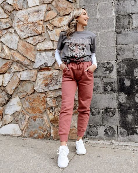 A graphic tee with joggers for casual attire. Chunky sneakers are a must. #loungewear #joggers #cozyoutfit #graphictee #sweats Long Sleeve Graphic Tees Outfit, Shirt Over Long Sleeve, Over Sweating, Inspo Fits, Graphic Tee Outfits, Joggers Outfit, Fashion Guide, New Closet, Basic Long Sleeve