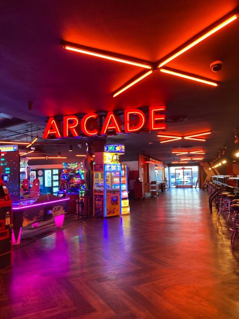 Arcade Window Display, Arcade Exterior Design, Arcade Layout, Small Arcade Business, Arcade Exterior, Game Arcade Aesthetic, Arcade Interior, Retro Neon Signs, Vintage Arcade Aesthetic