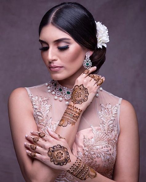 Mendi Photo Poses, Bridal Mehndi Photoshoot Poses, Bridal Mehndi Pose, Mehndi Poses Photography For Bride, Mehendi Bride Poses, Mehndi Photo Pose, Mehndi Photography Poses, Mehndi Bride Poses, Bride Mehndi Poses