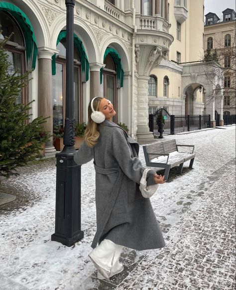 Snow Dresses Winter, Krakow Outfit Winter, Nyc Christmas Aesthetic Outfits, London Fits Winter, Vienna Winter Outfit, London Christmas Outfit, Europe Outfits Winter, New York Aesthetic Outfits Winter, Snow Outfits Aesthetic