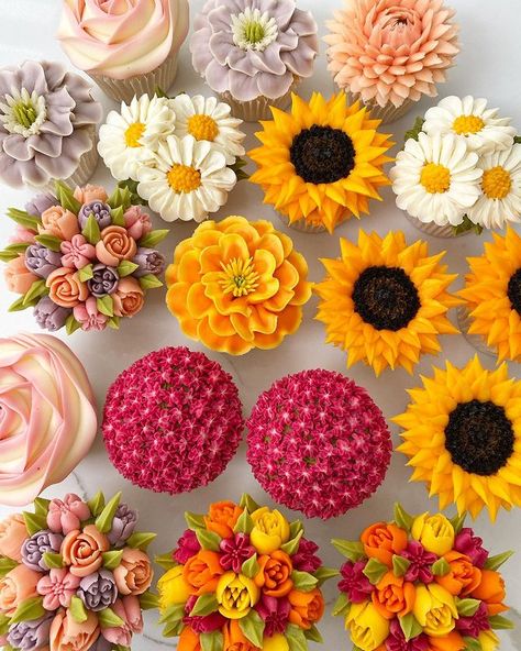 Piping Sunflowers, Daisy Cupcakes, Buttercream Piping, Sunflower Cupcakes, Frosting Flowers, Buttercream Flower Cake, Baby Shower Treats, Custom Desserts, Floral Cupcakes