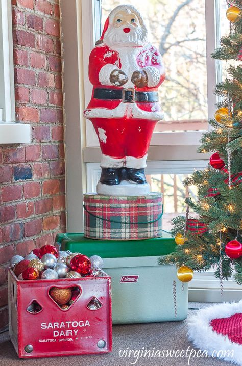 A Very Vintage Christmas on the Porch - Blow mold Santa, vintage plaid hat box, vintage Coleman cooler, and a vintage Saratoga Dairy milk crate filled with ornaments. #blowmoldsanta #vintagecolemancooler #saratogadairy #saratogadairycrate #vintagechristmasdecor #virginiasweetpea Vintage Christmas Porch, Staircase Decor Ideas, Christmas Staircase Decor, Christmas Staircase, Vintage Porch, Christmas Front Porch, Christmas Porch Decor, Old Fashioned Christmas, Christmas Mantels