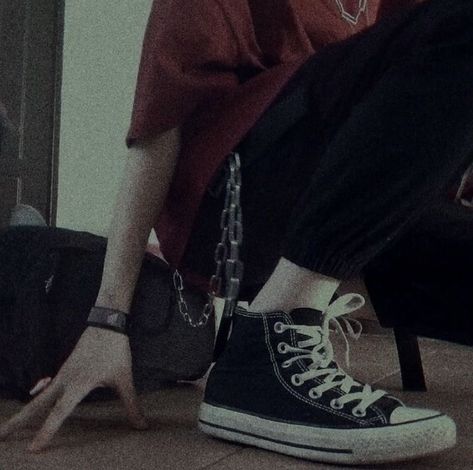 Black Converse, Estilo Punk, Grunge Photography, Aesthetic Grunge, Character Aesthetic, Grunge Aesthetic, Aesthetic Photo, Grunge Outfits, Look Cool