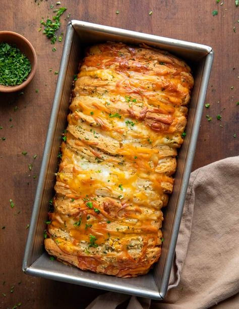 Cheesy Garlic Pull-Apart Bread is layers of biscuits generously coated in garlic butter with layers of cheese in between each, baked to golden brown. It is a delicious appetizer or side dish that is perfect for sharing and enjoying warm out of the oven. Garlic Bread With Biscuits, Grand Biscuit Recipes, Pull Apart Cheese Bread, Garlic Pull Apart Bread, Pull Apart Garlic Bread, Cheesy Garlic Bread Recipe, Cheesy Pull Apart Bread, Bread Pull Apart Recipes, Cheesy Biscuit