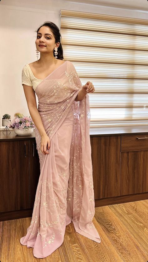 Lucknowi Saree, Onam Outfits, Lehenga Saree Design, Western Dresses For Women, Saree Wearing Styles, Simple Saree Designs, Fashionable Saree Blouse Designs, Fancy Sarees Party Wear, Casual Indian Fashion