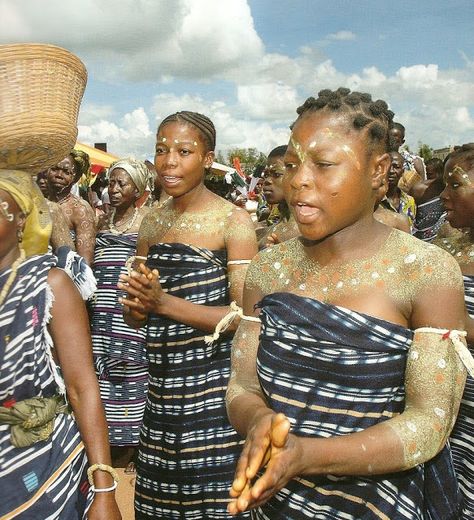 BAULE PEOPLE: THE ARTISTIC AKAN TRIBE IN IVORY COAST Art Ancien, African People, African Textiles, Hand Woven Textiles, African Diaspora, Weaving Textiles, African Countries, African History, The C