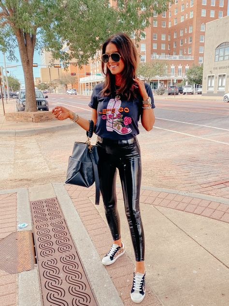 Leather Leggings Outfit Summer, Leather Leggings Summer, Legging Tshirt Outfit, Vinyl Leggings Outfit, Patent Leather Leggings Outfit, Leather Leggings Outfit Night, Faux Patent Leather Leggings, Leggings Outfit Spring, Leggings Outfit Summer