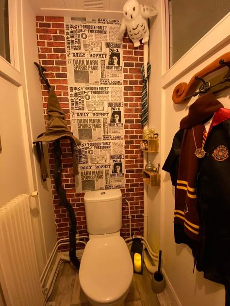 Harry Potter Themed Bathroom Ideas, Harry Potter Half Bathroom, Harry Potter Toilet Ideas, Harry Potter Theme Bathroom, Harry Potter Themed Bathroom, Harry Potter Toilet, Harry Potter Bathroom Ideas, Harry Potter Bathroom Decor, Harry Potter Inspired Decor