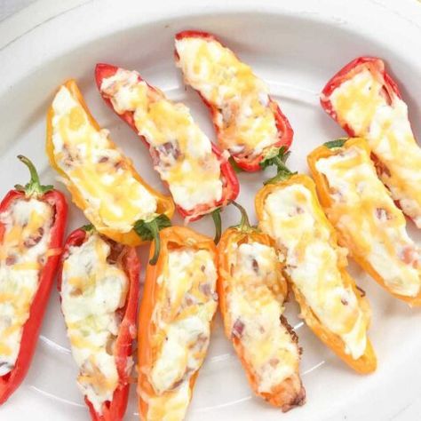 Stuffed Pepper Appetizer, Appetizer Cream Cheese, Cream Cheese Stuffed Peppers, Salad Menu, New Year's Eve Appetizers, Football Ideas, Mini Sweet Peppers, Bacon Appetizers, Cheese Stuffed Peppers