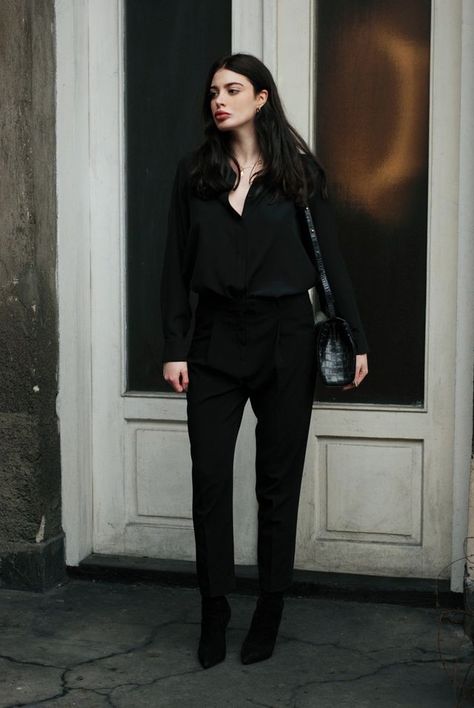 Laura Matuszczyk, Outfit Formal Mujer, Black Shirt Outfits, Tennis Match, Classy Work Outfits, Casual Work Outfits, All Black Outfit, Tennis Clothes, Look Vintage