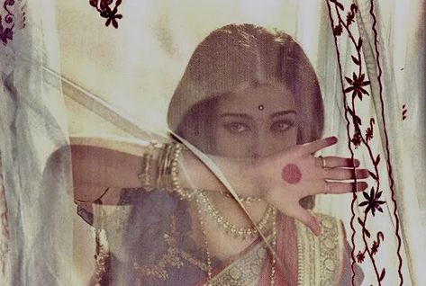 Aishwarya Rai Pictures, Vintage Bollywood Aesthetic, Bengali Culture, South Asian Aesthetic, Desi Love, Indian Photoshoot, Vintage Bollywood, Indian Aesthetic, Aishwarya Rai