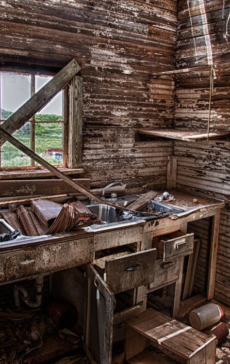 Abandoned Kitchen Of Old Farm House... it's not even that old; look at the sink fixture- 80s? Amazing how fast things can decay. Abandoned Kitchen, Abandoned Farmhouse, Abandoned Homes, Abandoned Property, Old Abandoned Houses, Farm Houses, Abandoned House, Abandoned Mansions, Old Farm Houses