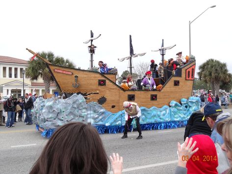 OK, this one might be a little out of reach, but isn't it cool?! Pirate Float Ideas, Pirate Homecoming Float, Pirate Ship Parade Float Ideas, Pirate Floats For Parade, Pirate Ship Float Parade, Pirate Parade Float, Float Parade Ideas, Halloween Floats, Hoco Floats