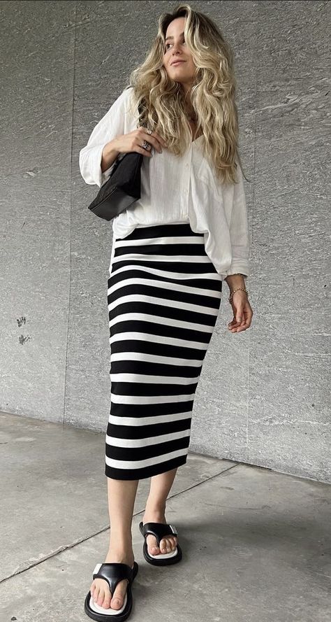 Outfit Bogota, Striped Skirt Outfit, Long Striped Skirts, Color Combos Outfit, Pencil Skirt Outfits, Rock Outfit, Striped Midi Skirt, Effortlessly Chic Outfits, Striped Skirt