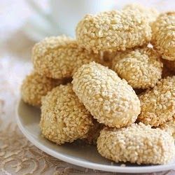 I'm Turning 60...: Carmela Soprano's Biscotti Regina (Sesame Cookies) / Cookies for Lent Sesame Seed Cookies, Cinnamon Christmas Cookies, Italian Wedding Cookies, Italian Biscuits, Seed Cookies, Sesame Cookies, Italian Cookie, Ricotta Cookies, Italian Christmas Cookies