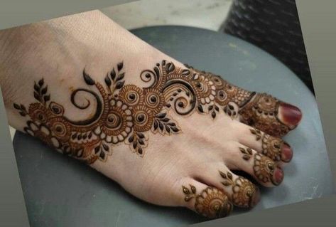 Mendhi Design For Leg, Feets Mehndi Designs, Palm Henna Designs Arabic, Foot Mehndi Designs Simple, Henna Designs Arabic, Modern Mehndi Design, Fingers Mehndi Designs, Foot Mehndi Designs, Feet Mehndi Designs