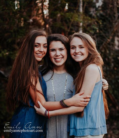 Trio Portrait Photography, 3 Sister Photoshoot Poses Photo Ideas, Female Friendship Photography, Poses For 4 Sisters, Photography Poses For 3 Friends, 3 Sisters Picture Ideas, Posing Sisters Photo Shoots, Girlfriend Group Photos, 3 Girls Posing Ideas