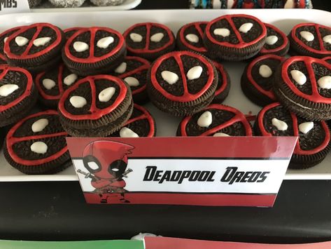 Deadpool oreos. Easy party food Deadpool Party Decorations, Deadpool Theme Birthday Party, Deadpool Wolverine Birthday Party Ideas, Deadpool And Wolverine Party Ideas, Deadpool Themed Birthday Party, Deadpool And Wolverine Party, Deadpool And Wolverine Birthday Party, Deadpool Party Ideas, Deadpool Birthday Party Ideas