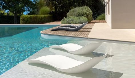 Polyethylene sun lounger REEF | Sun lounger by Talenti_5 Pool Chaise, Pool Lounger, Sun Lounge, Italian Garden, Relaxing Moments, Pool Furniture, Outdoor Oasis, Pool Area, Pool Designs