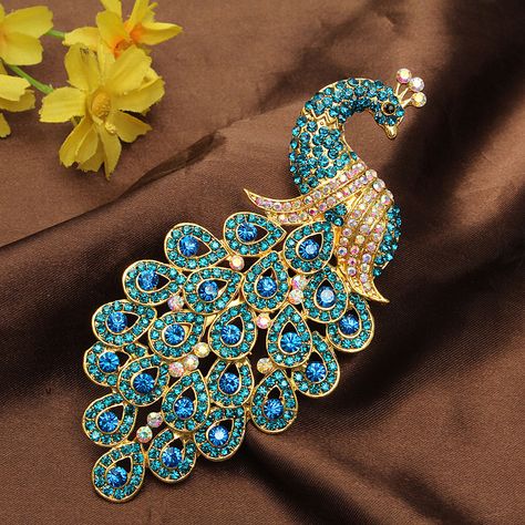 Saree Brooch, Black And Gold Aesthetic, Unique Wedding Jewelry, Peacock Jewelry, Peacock Pendant, Peacock Bird, Jewelry Drawing, Antique Jewelry Indian, Gold Pendant Jewelry