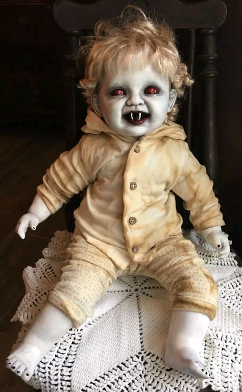 Kinda cute Halloween Dolls Creepy, Scary Dolls Creepy, Horror Dolls Diy, Creepy Dolls Diy, Diy Zombie Dolls, Diy Halloween Doll, Scary Baby Dolls, Creepy Doll Makeup, Halloween Decorations Party Scary