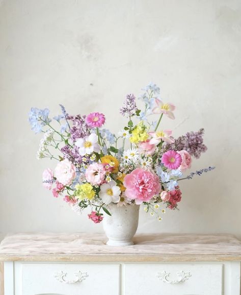 Pastel Rainbow Flowers, Tea Party Flower Arrangements, Whimsical Flower Arrangements, Garden Style Bouquet, Spring Flower Bouquet, Spring Floral Arrangements, Bachelorette Ideas, Rainbow Wedding, Hand Bouquet